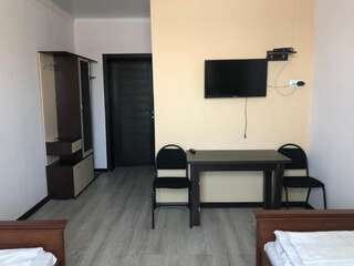 Отель Арай Qyzylorda Двухместный номер с 2 отдельными кроватями и ванной-1